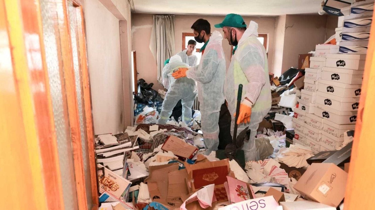 Komşuların şikayetiyle başladı: Evden 20 ton çöp ç