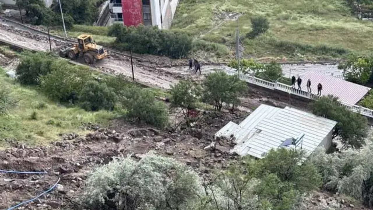 10 metrelik istinat duvarı çöktü! Taşlar evin üzer