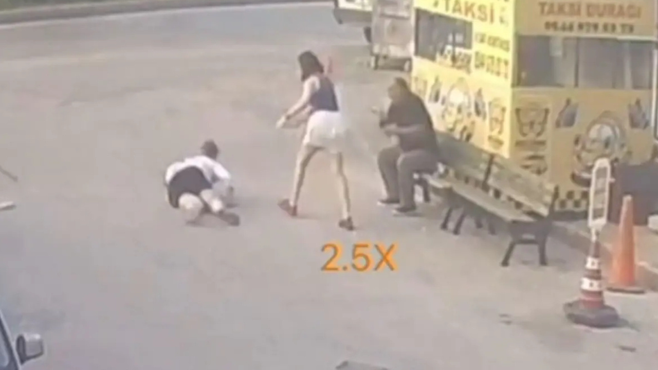 Yolda yürürken başına sineklik düşen kadın hastane
