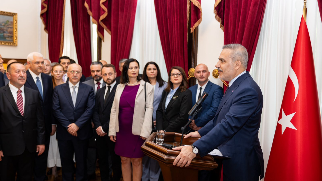 Bakan Fidan Bulgaristan'da Türk siyasetçi ve iş insanları il