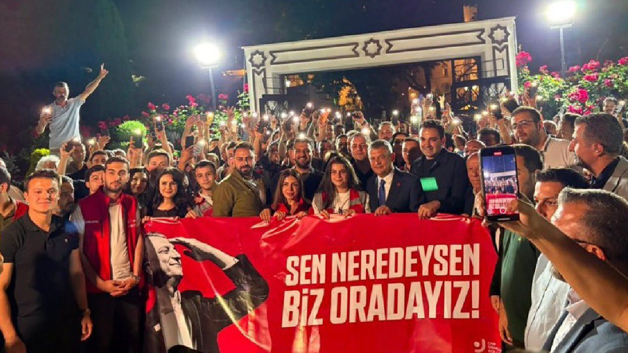 Özgür Özel'e Halk TV yayını sonrası gençlerden coş