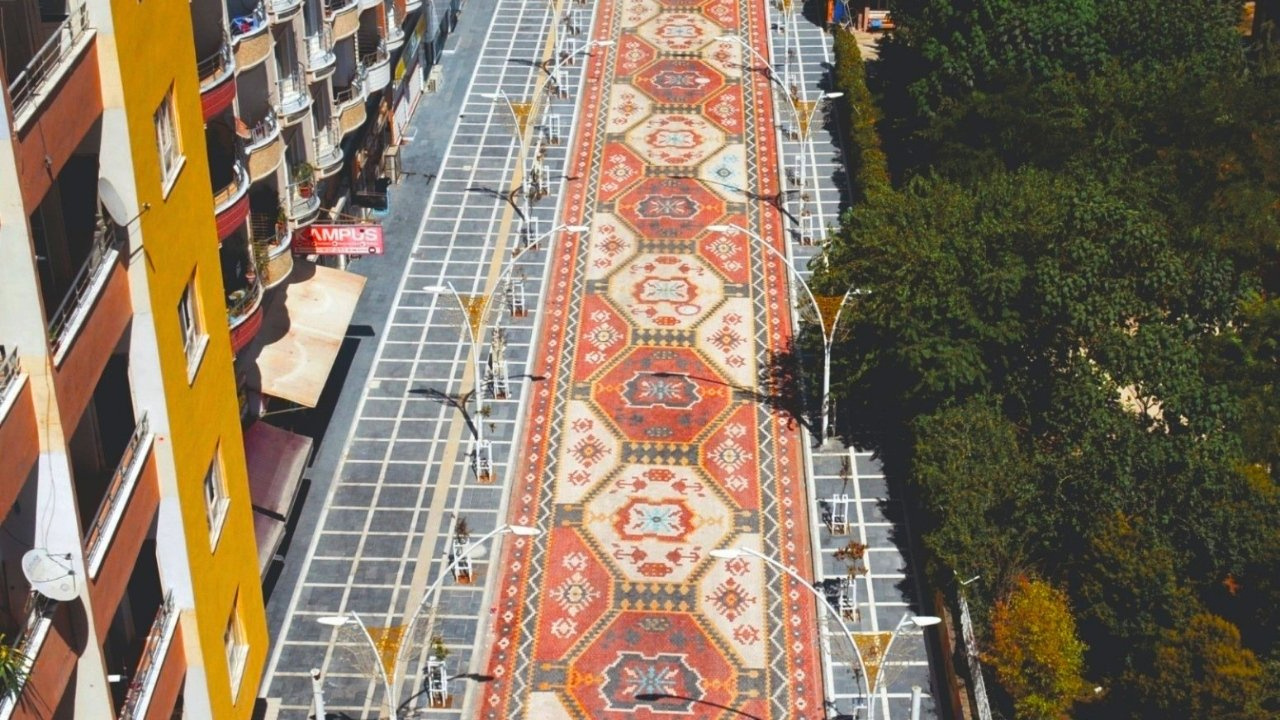 İlçenin ortasına kilometrelerce halı serip trafiğe