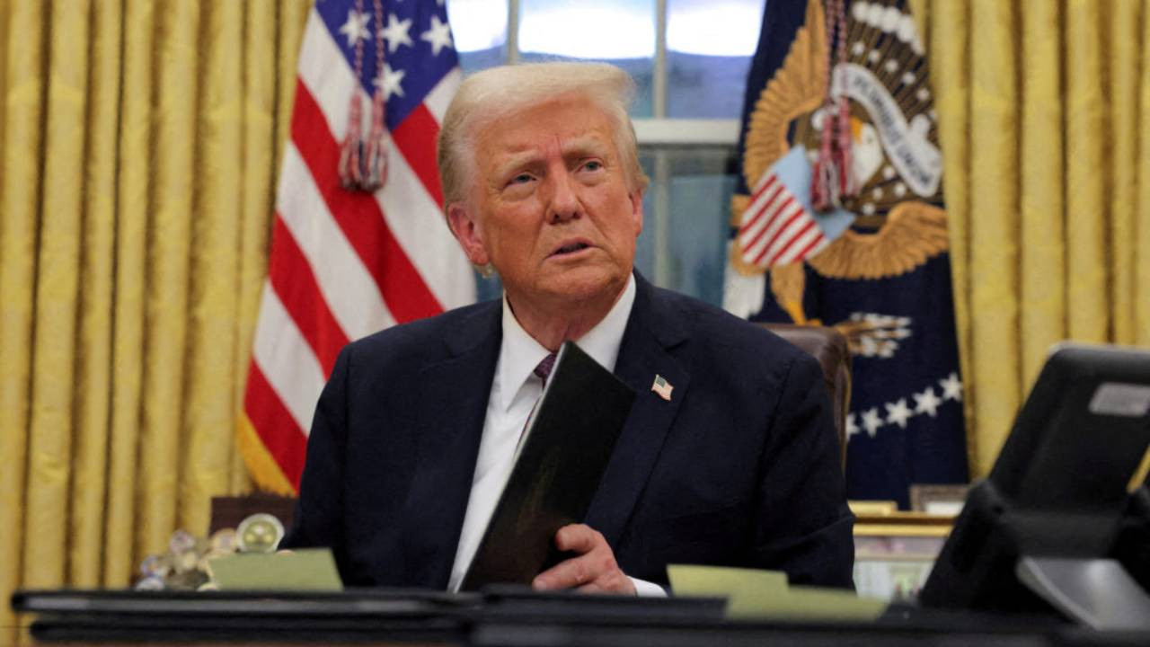 Madalya takarken zorlandı, çözümü şaşkınlık yarattı! Trump'ın o görüntüleri törene damga vurdu