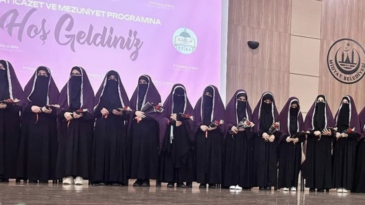 Hizbullah AKP'li belediyede medrese mezuniyeti düzenledi