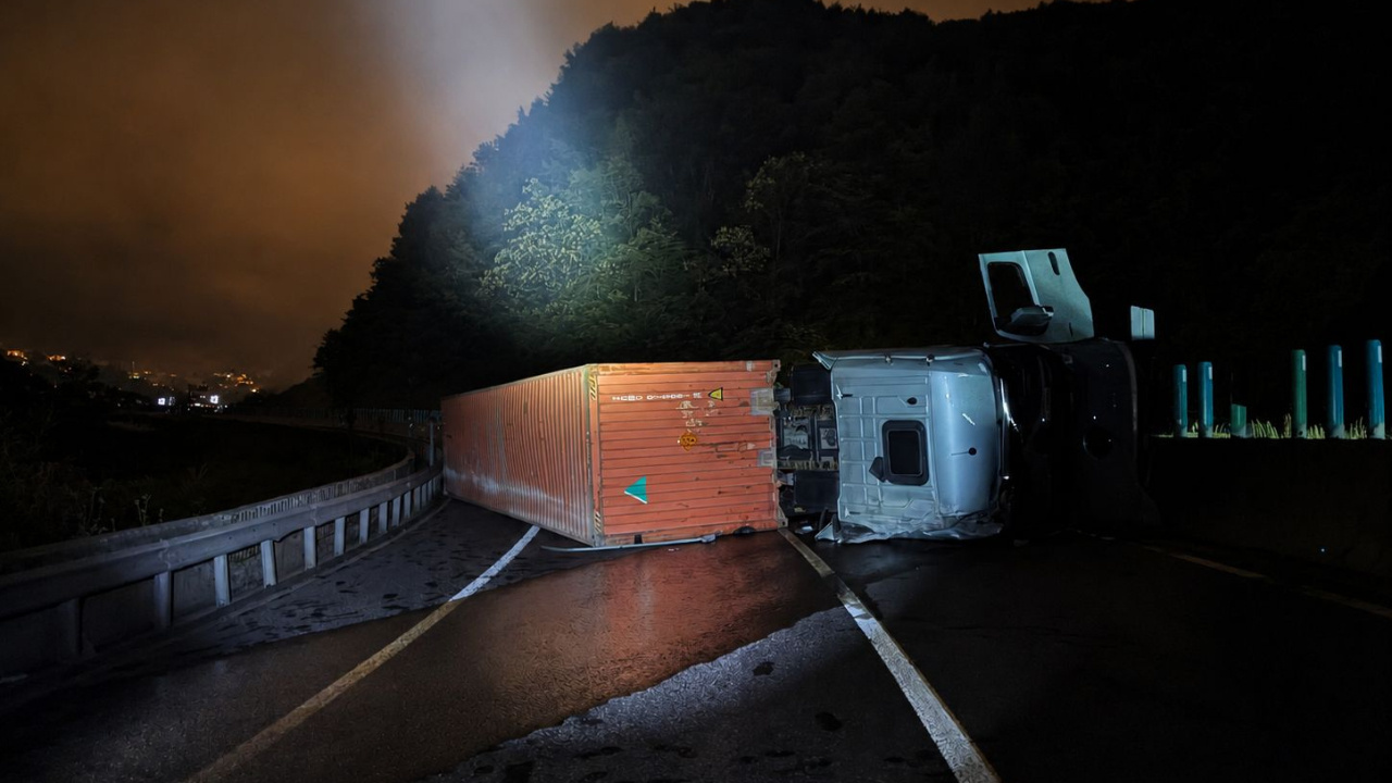 Askeri mühimmat yüklü TIR Bolu Dağı'nda devrildi
