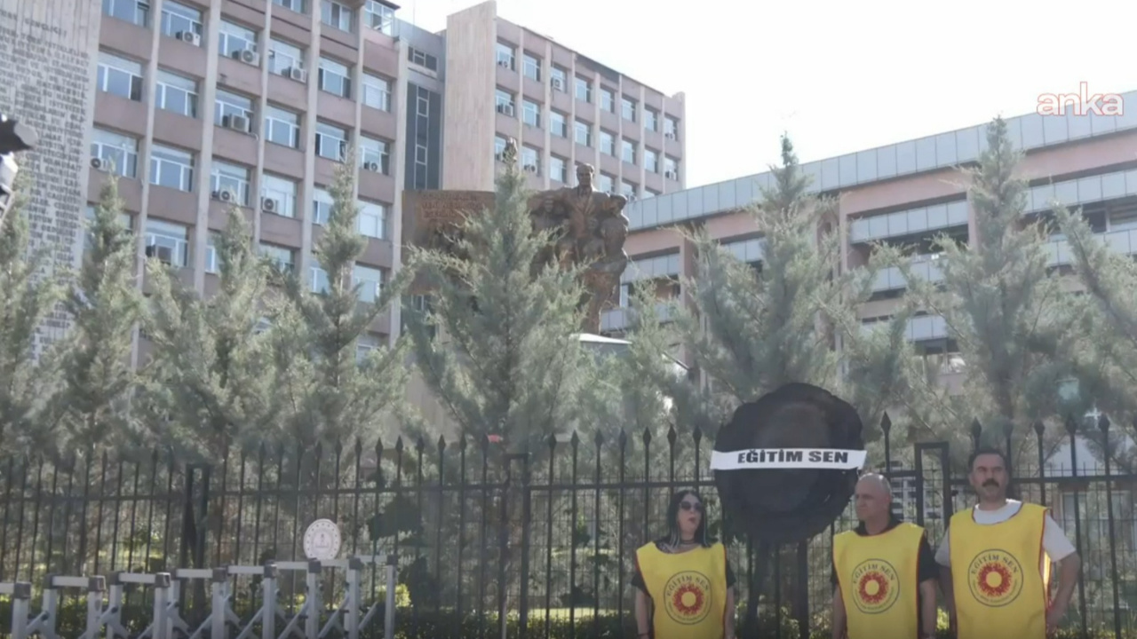 Eğitim Sen'den MEB önüne siyah çelenk
