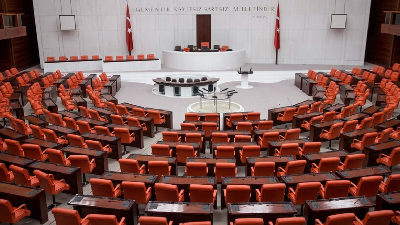 İstifa ve transferler sonrası TBMM'de sandalye dağılımı değişti