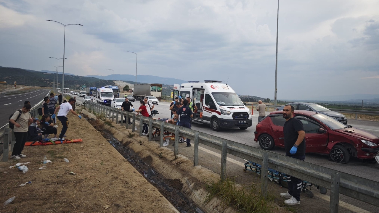 Lastiği patlayan otomobil yolcu otobüsüne çarptı: 9 yaralı