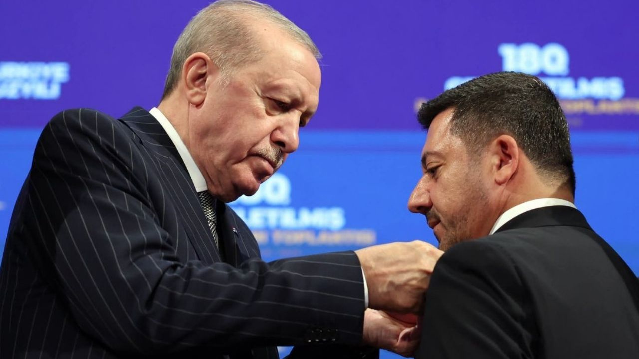 AKP'ye geçen Rasim Arı'dan il binasında skandal el hareketi! Gündem olunca apar topar sildi