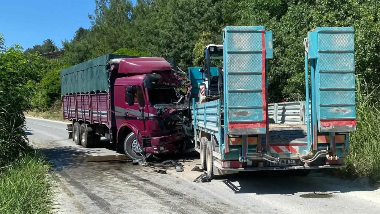 Belediye kamyonu kaza yaptı: İki aracın sürücüsü de öldü