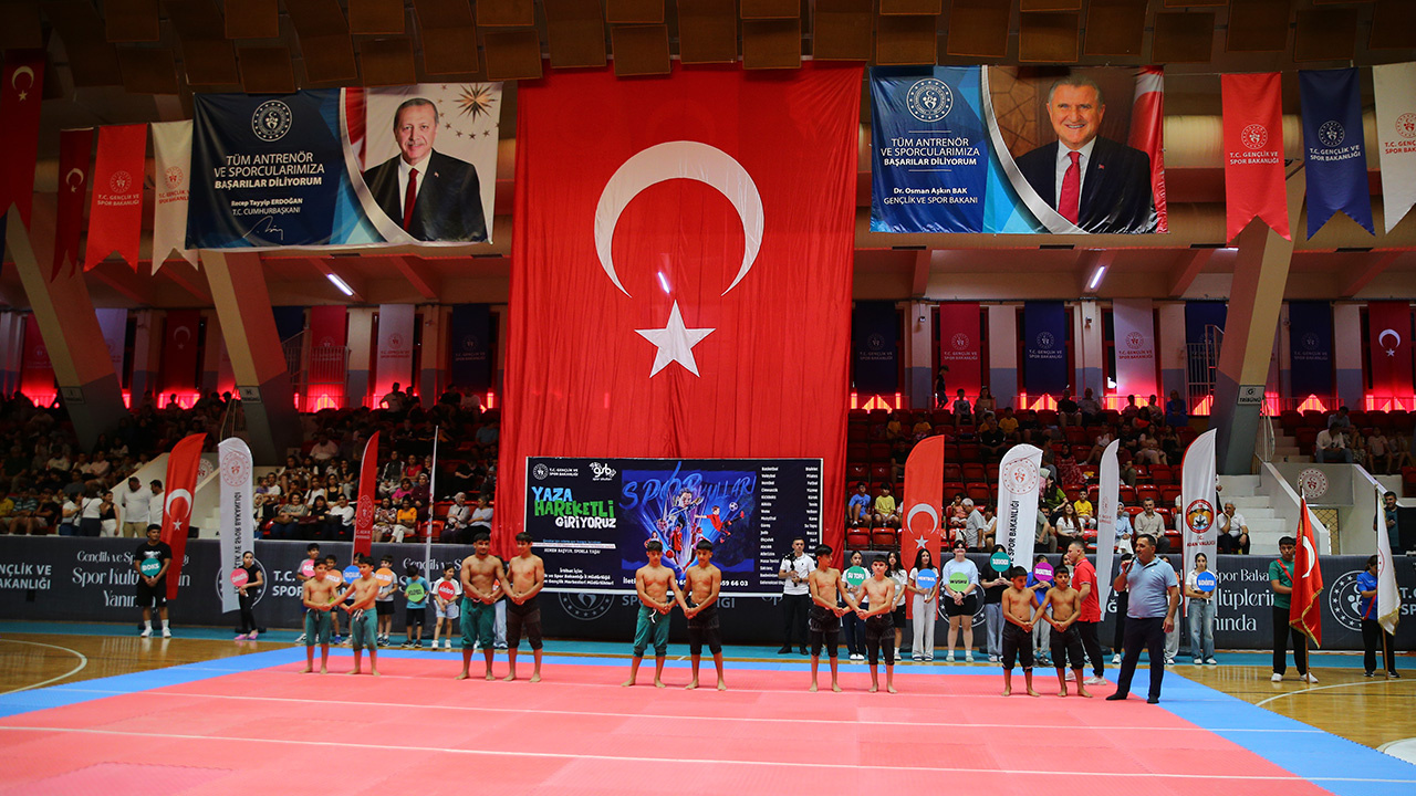 Adana'da skandal: Atatürk posterini kapattılar