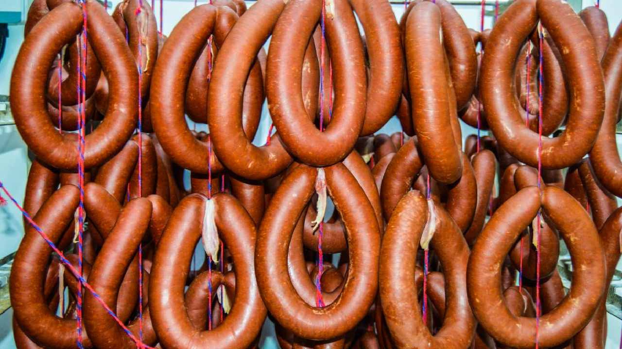 Yumurtalı sucuk güzel gidiyor ama bakın içine ne katmışlar? Aman dikkat!