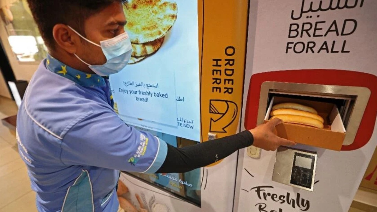 Para istemiyor! 24 saat herkese ücretsiz ekmek dağıtıyor