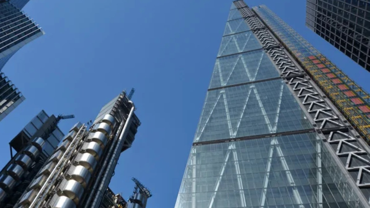 Londra'daki 222 metrelik kulede 3 dev parça ortadan ikiye ayrıldı