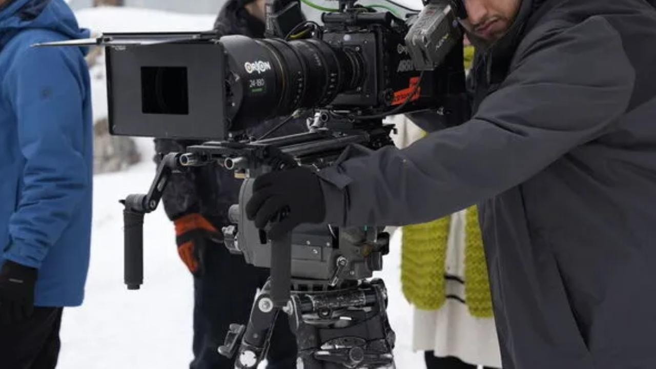 Dizi ve film setlerinde yeni meslek ortaya çıktı! Yakınlaşma sahneleri için onlar görev alacak