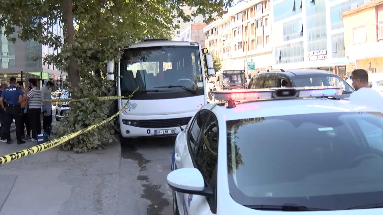 Kötü koku ihbarı harekete geçirdi: Cansız bedeni minibüste bulundu