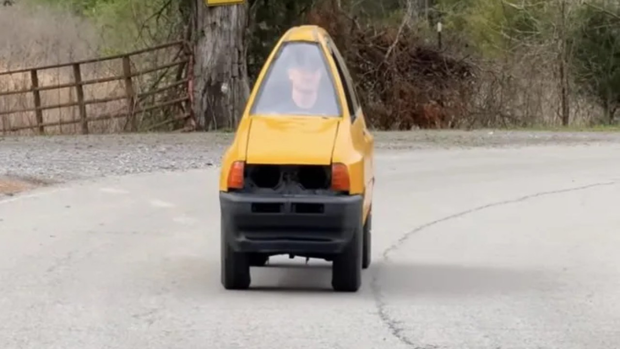 Koskoca arabayı ortadan ikiye kestiler, trafiğe çıkardılar