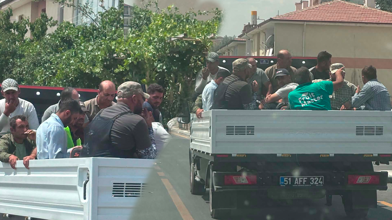Niğde'de belediye işçilerine skandal muamele: Kamyonet kasasında taşındılar