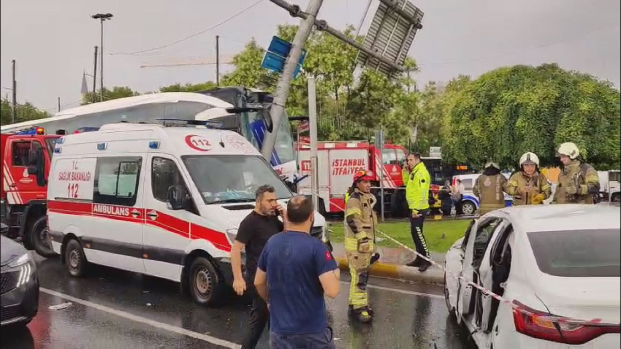 Eyüpsultan'da trafik kazası: Otobüs şoförü sıkıştı
