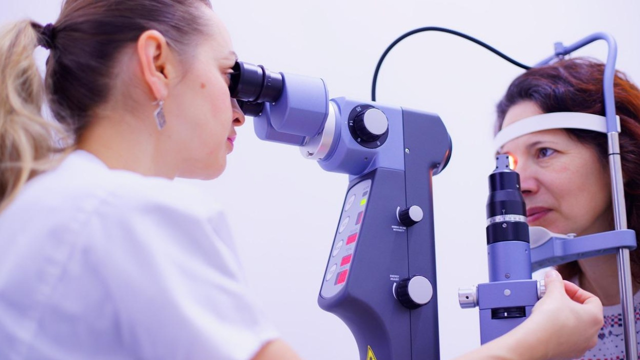 Yıllarca gözünü ovuşturdu! Doktorlar kirpiklerinde binden fazla canlı buldu