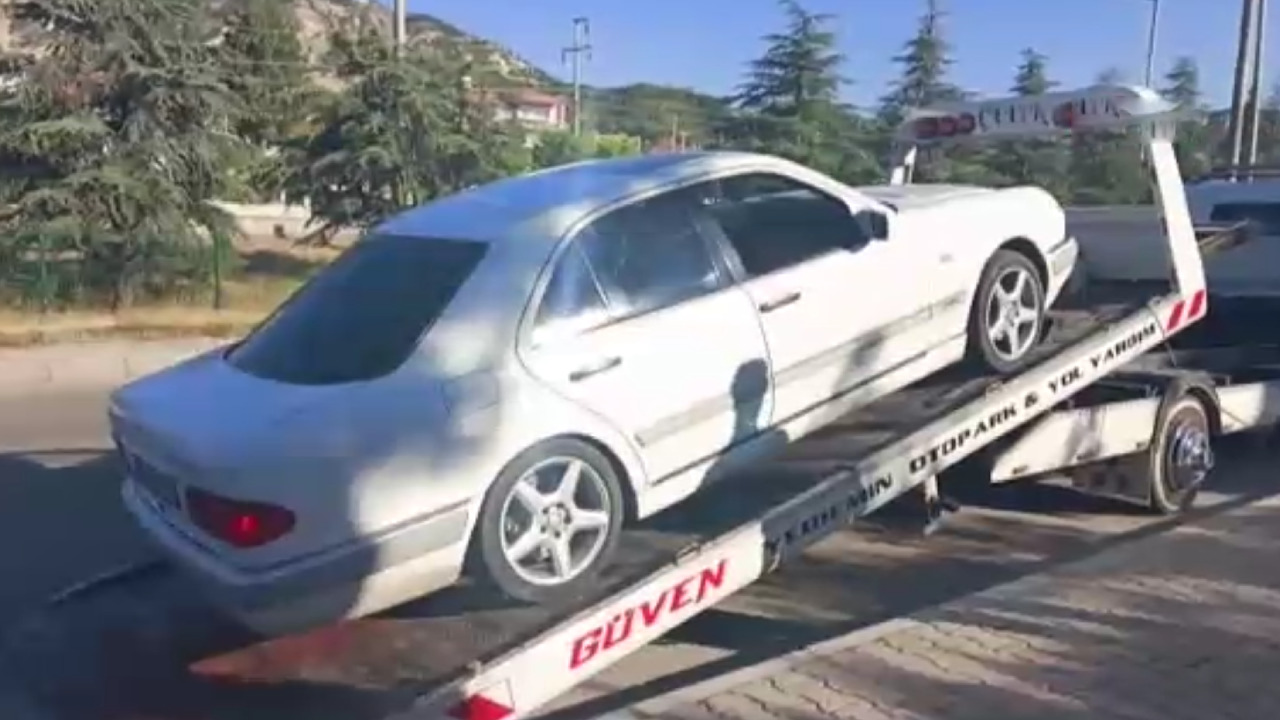 Sürücünün bant oyunu polislere takıldı: Hem ceza yedi hem arabasından oldu