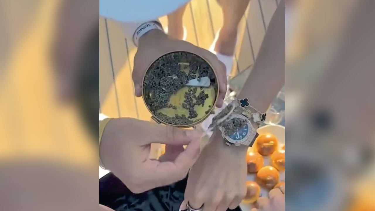 Bodrum'da lüks kol saatlerine havyar koyup yediler! Sosyal medya 'Böyle görgüsüzlük olur mu?' dedi