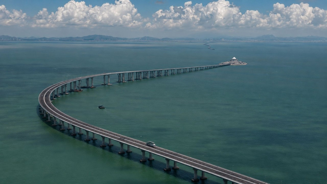 4 saat beklemek istemediler: Denizin üzerine tam 55 kilometrelik yol yaptılar!