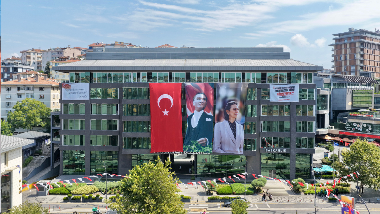 Üsküdar Belediyesi binasına Sinem Dedetaş'ın o sözleri asıldı
