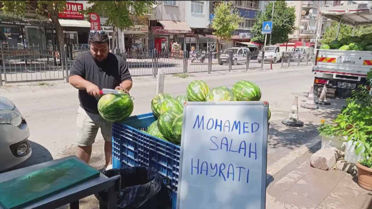 Salah üzüntüsünden 500 kilo karpuzu bedava dağıttı