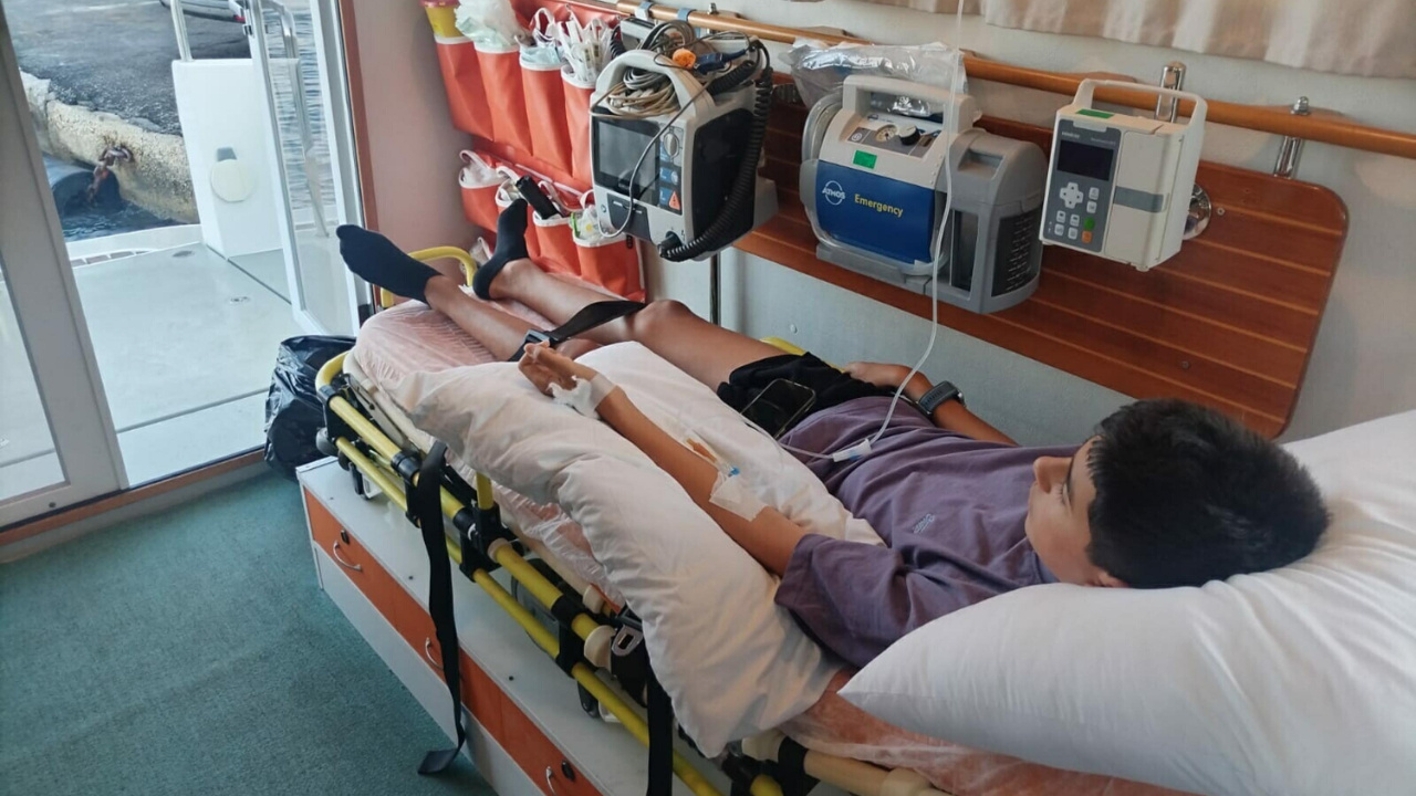 Yunanistan’dan deniz ambulansıyla Türkiye’ye getirildi! 14 yaşındaki çocuk acil ameliyata alındı