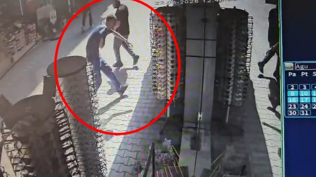 Sakız çiğnerken nefessiz kaldı! Esnafın Heimlich müdahalesi kamerada