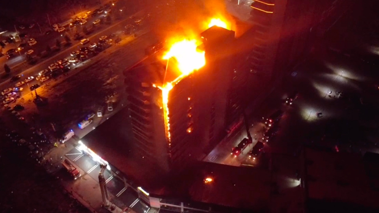 Diyarbakır'da plaza yangını: 3'ü itfaiye eri 5 kişi dumandan etkilendi