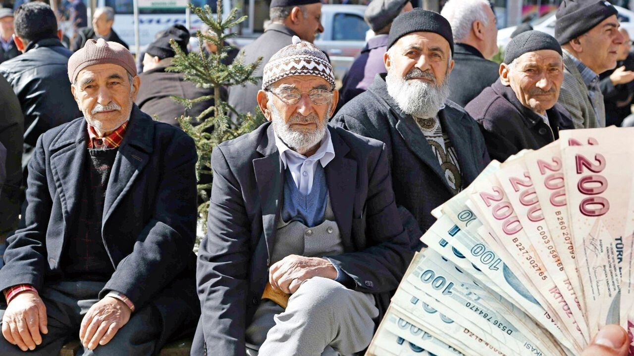 Emeklilerin hesabına ağustos bitmeden 35 bin TL yatacak