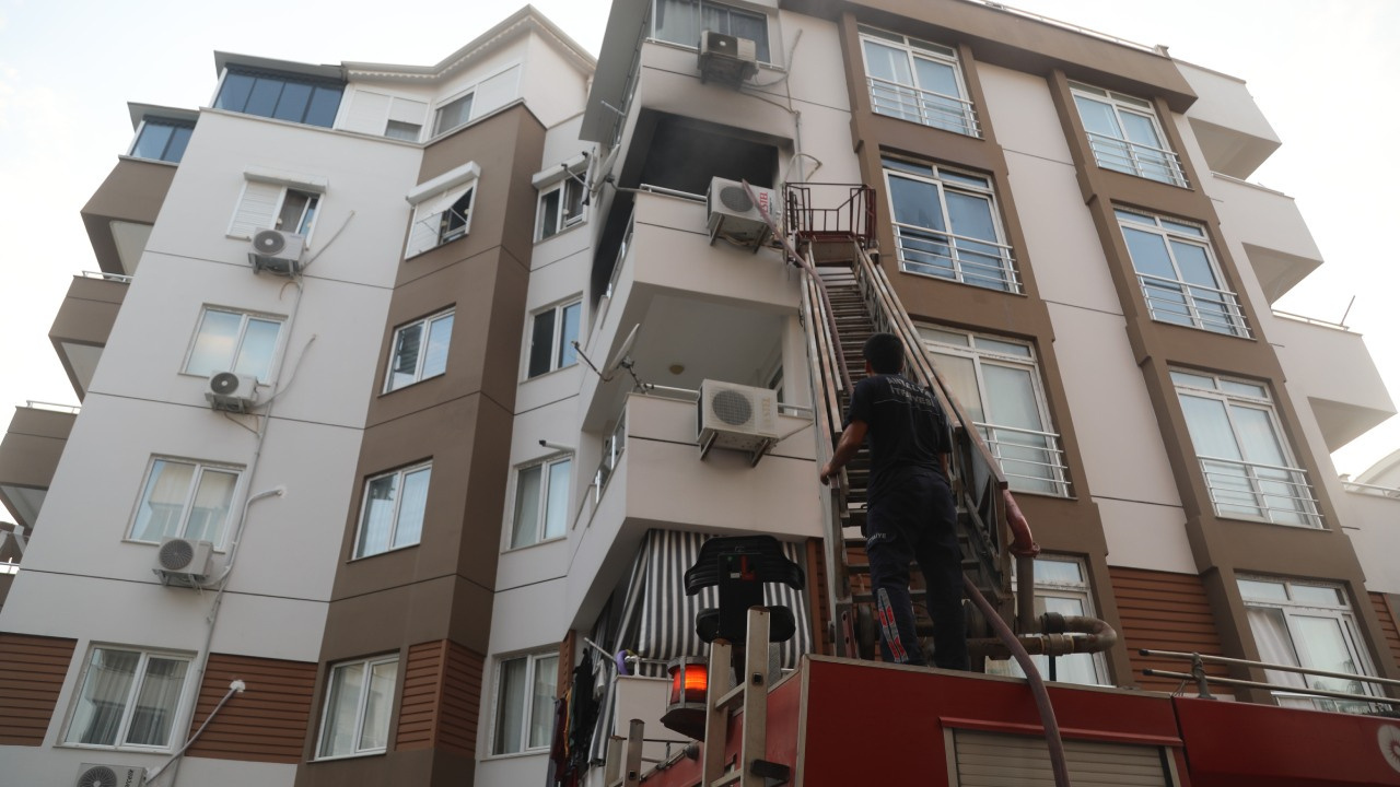 Klimadan çıkan yangın evi yakıp yıktı: Daire kullanılamaz hale geldi!
