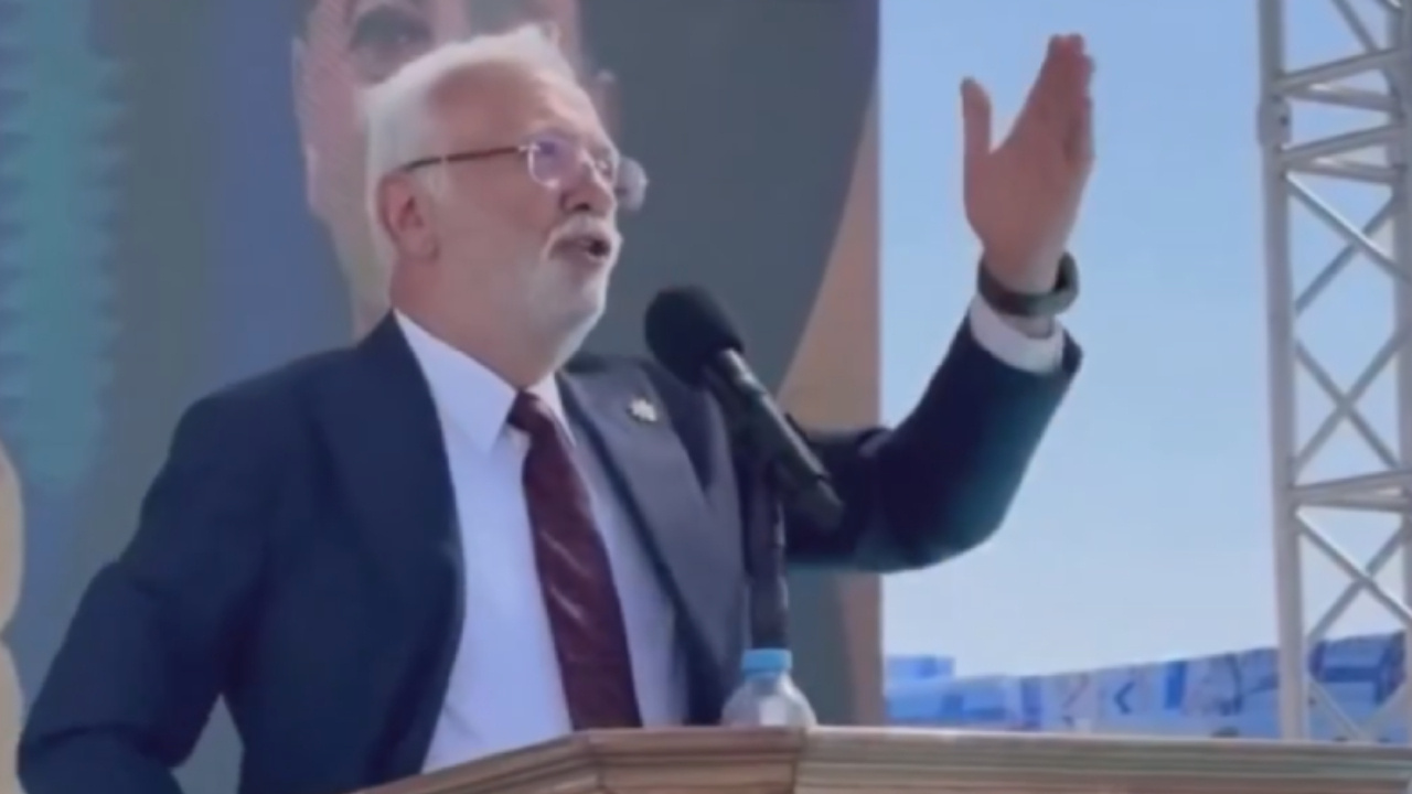 Vatandaşa eli cebinde hitap eden AKP'li Elitaş'a büyük tepki