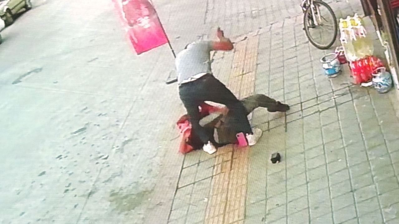 Kütahya'da sokak ortasında erkek dehşeti: Eski eşi tarafından bıçakla ağır yaralandı