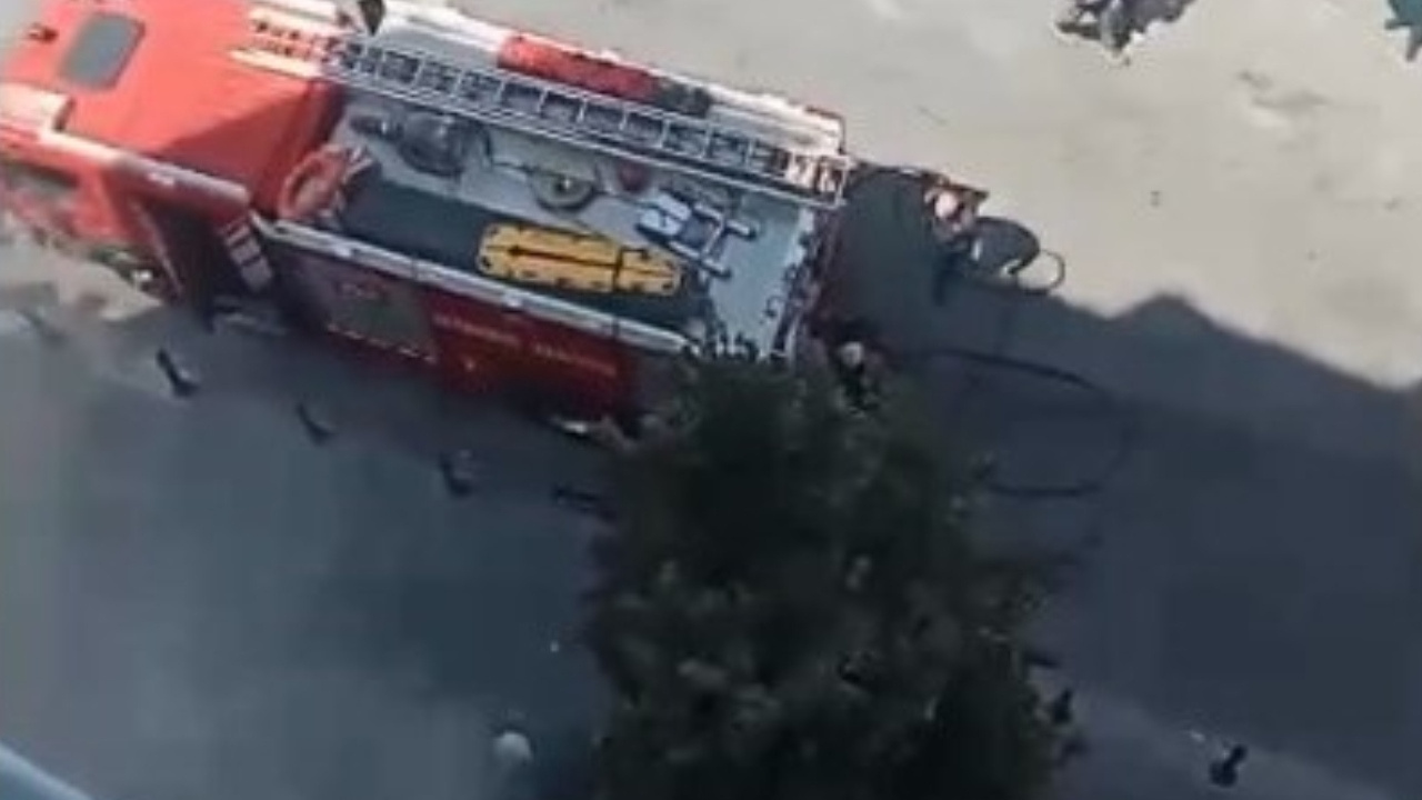 6 aydır kapalı olan dükkan alev alev yandı: Mahsur kalanlar çatıya sığındı!
