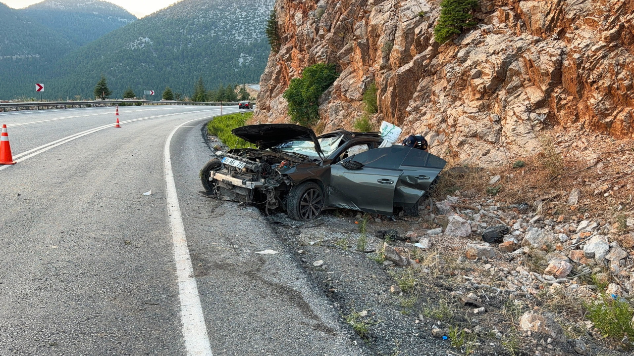 Antalya’da otomobil kontrolden çıktı: 1 ölü, 2 yaralı