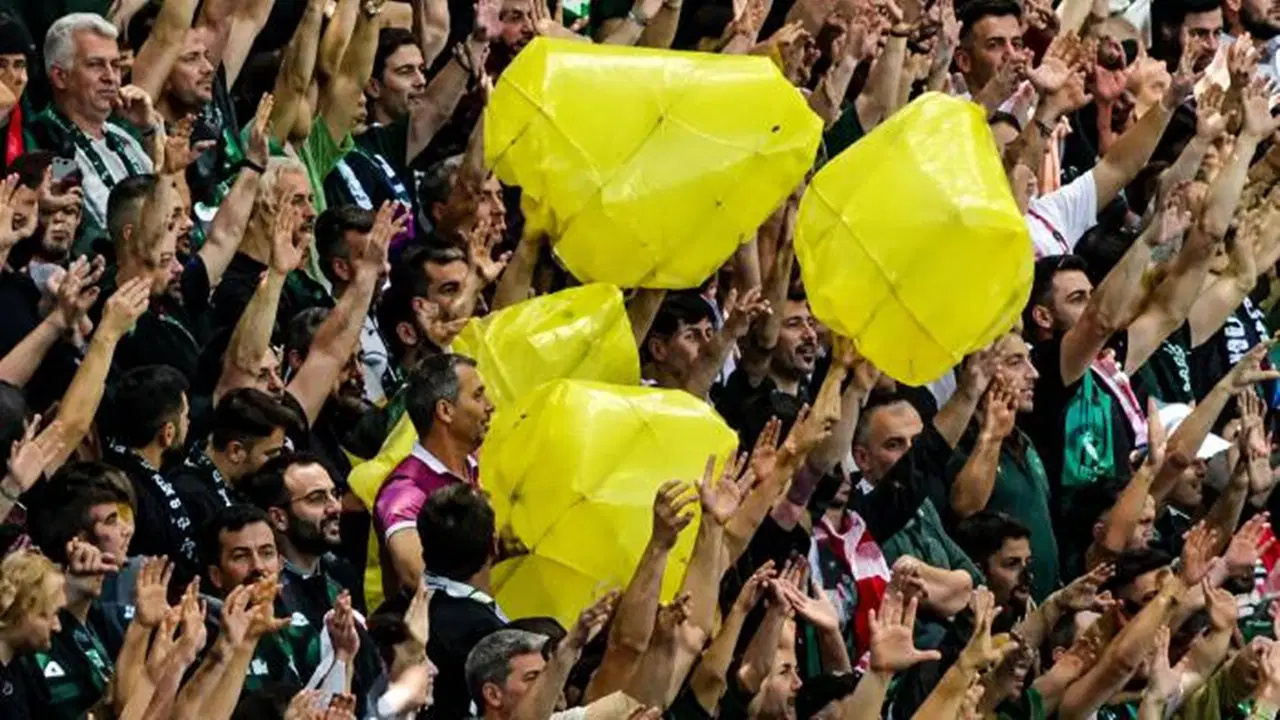 Amedspor'a 'sarı torba' sallayan taraftarlar adli kontrolle serbest bırakıldı