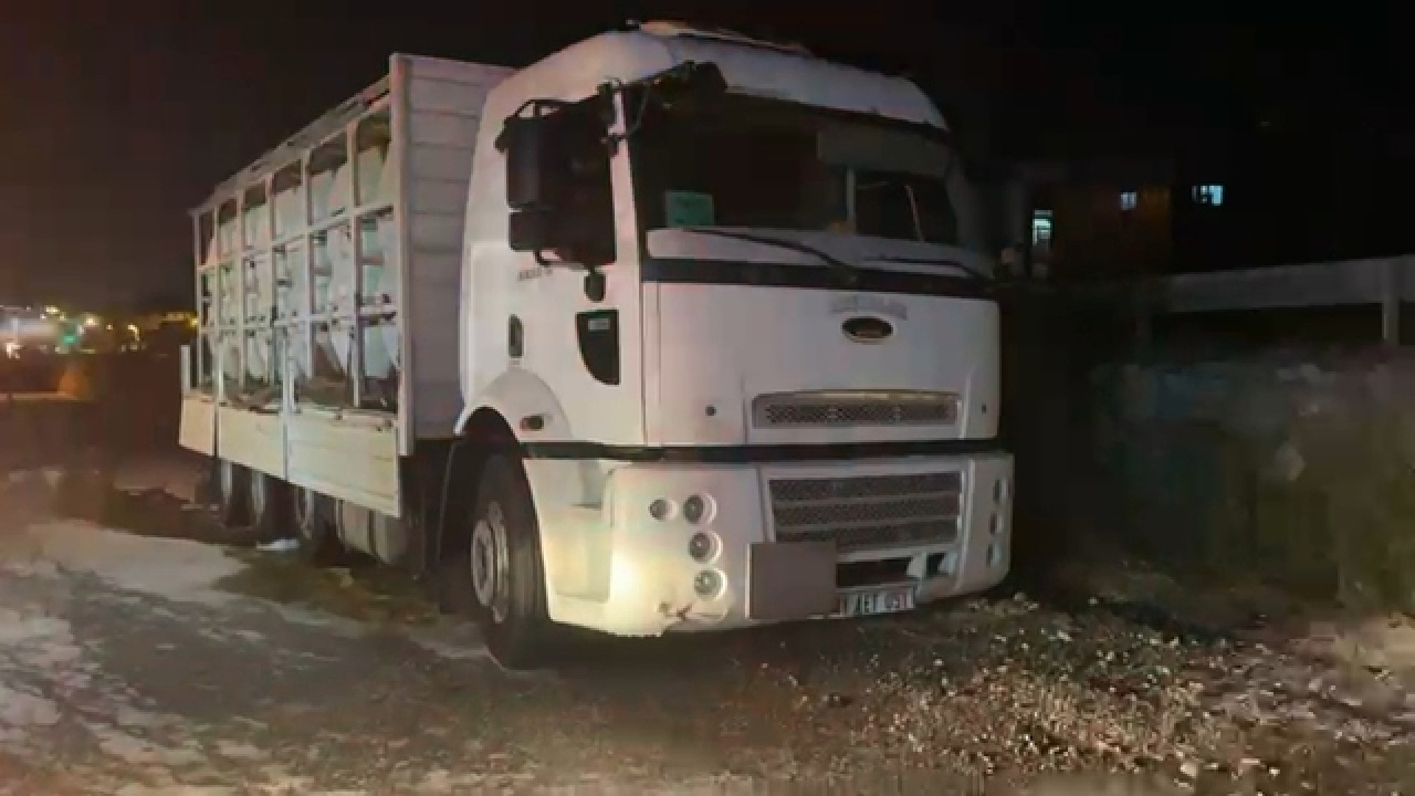 Kamyondan kimyasal sızdı: 2 kişi hastanelik oldu bölge acil alarma geçti