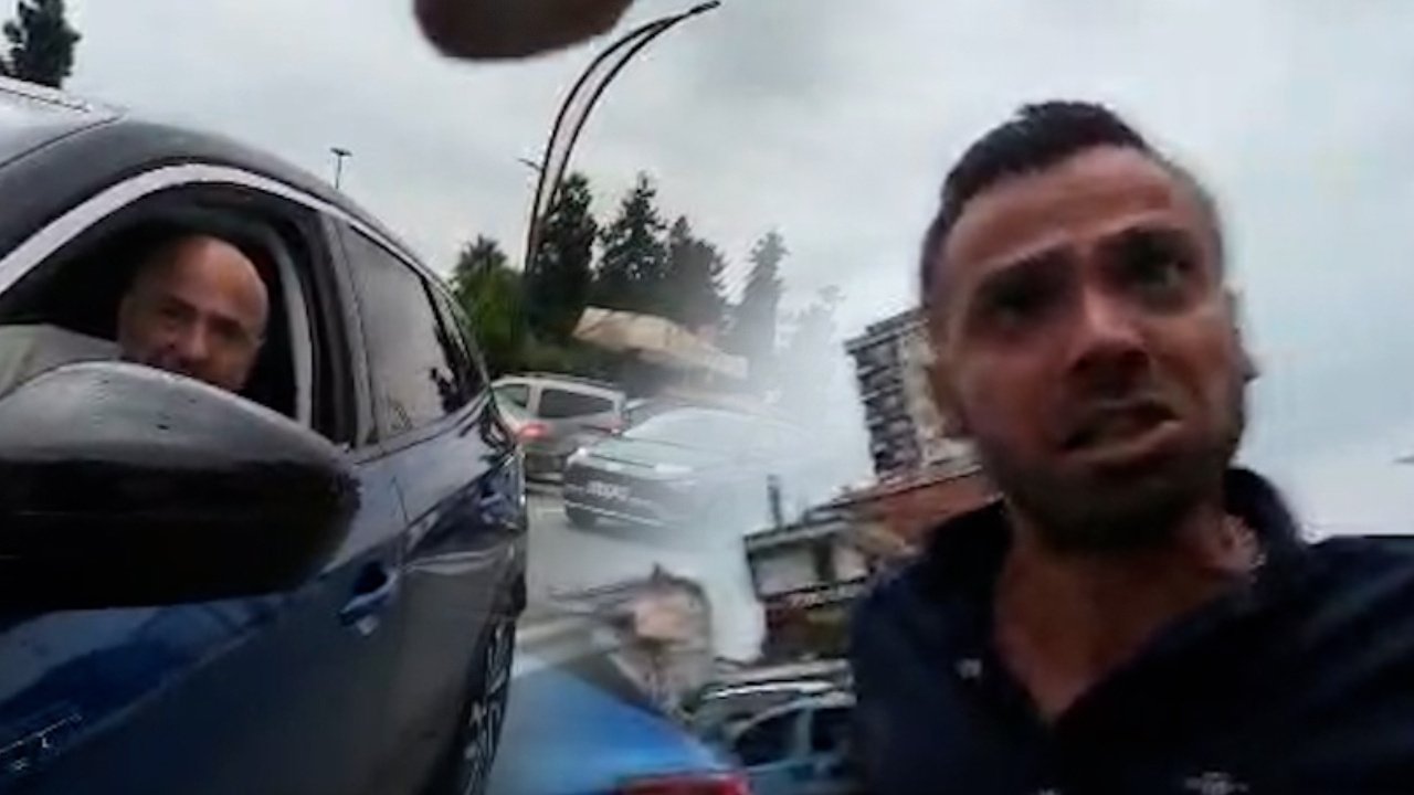 Trafik magandaları ters şeride girip bisikletli dövdü!