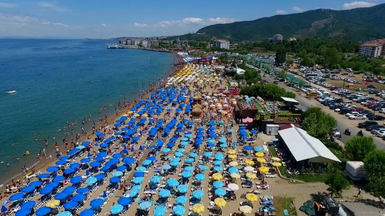 Her yaz nüfusu 10 katına çıkıyor: Hesaplı tatil isteyen yüzbinler bu ilçeye akın ediyor
