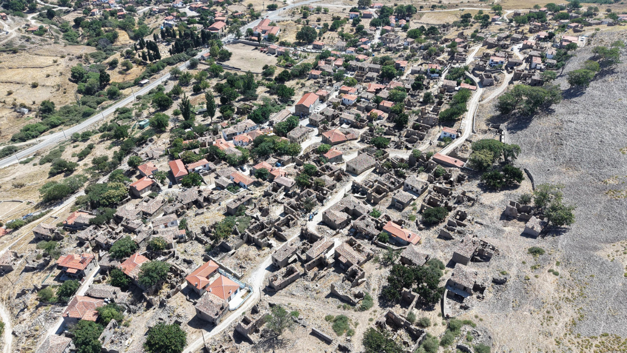 Balkanlar'ın en büyük köylerinden biriydi şimdi kimse yok! Hayalet köyden çıt çıkmıyor