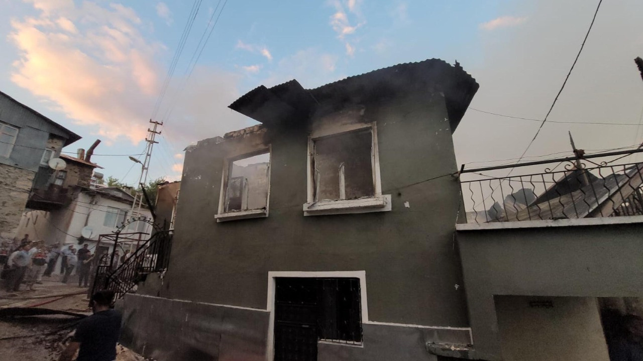 Yangına 3 itfaiye aracı seferber oldu: Tam 8 ev kullanılamaz hale geldi