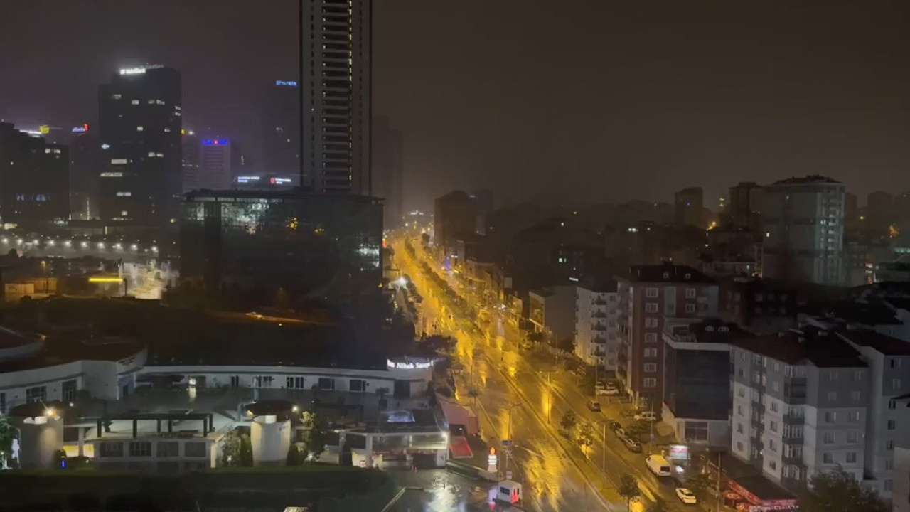 Meteoroloji'den kritik uyarı geldi: İstanbul'da gece yarısı şimşekler çaktı, sağanak vurdu
