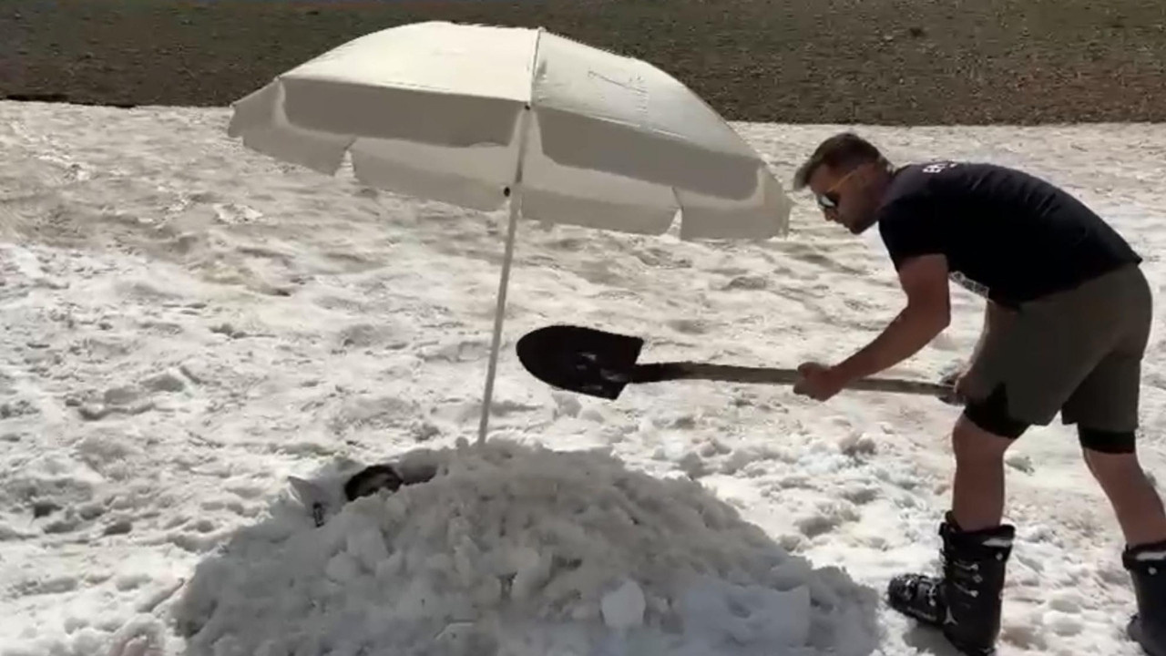 40 derece sıcaklıktan kaçıp kendini kara gömdürdü: Üzerine pekmez döküp yediler