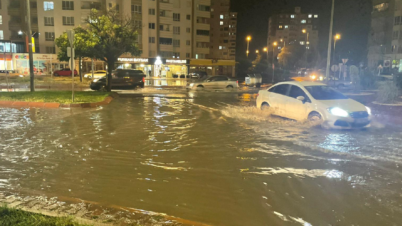 Şiddetli yağış Kayseri'yi vurdu: Kanalizasyonlar taştı yollar göle döndü