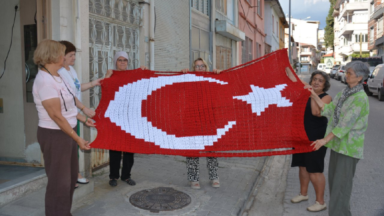 Kadınlar 30 Ağustos'a özel hazırlıklarını yaptı: 1813 motif tam 10 günde tek tek işlendi