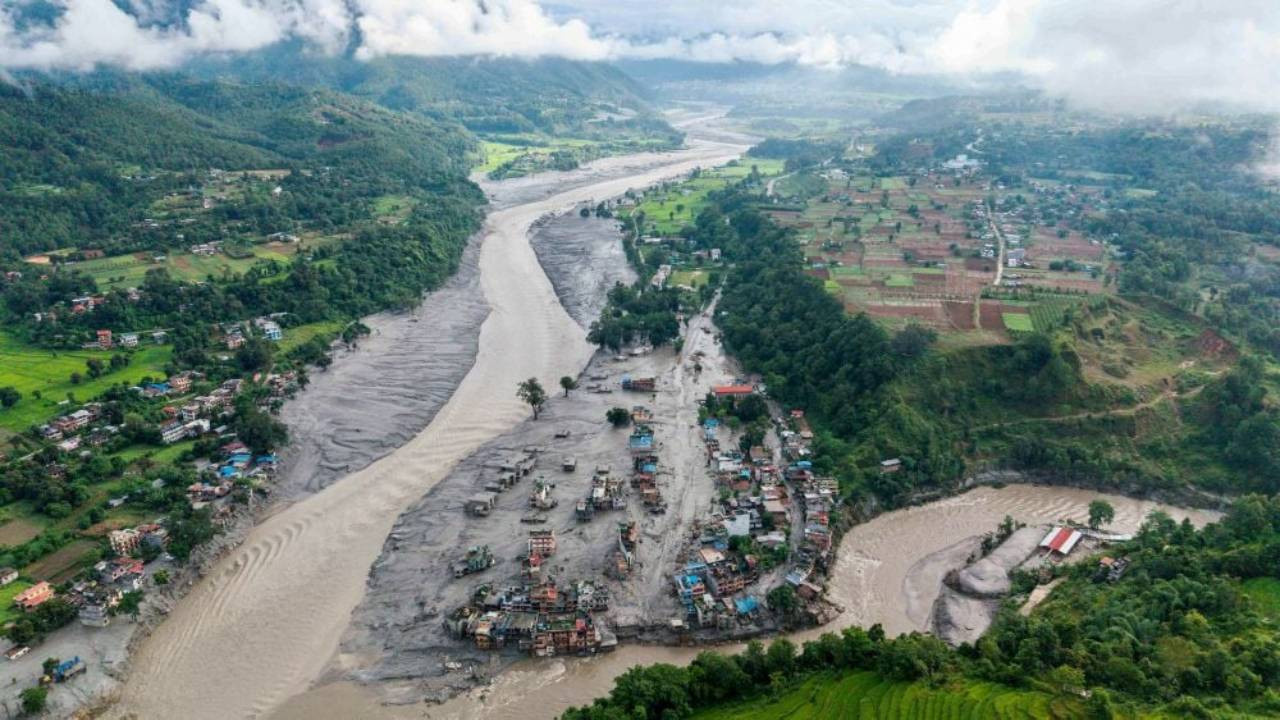 Felaket sonrası dünya seferber oldu, Nepal yardım tekliflerini reddetti!