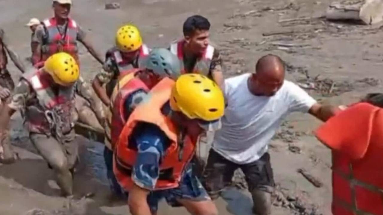 Nepal'de yaşananlar kıyamet senaryolarında bile yazılmadı... Çamur dolu devasa tünelde mahsur kaldılar
